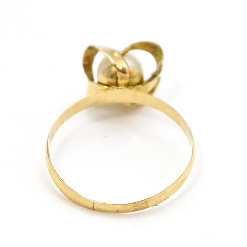 692 - A yellow gold ring set with central pearl Ring size approx. K