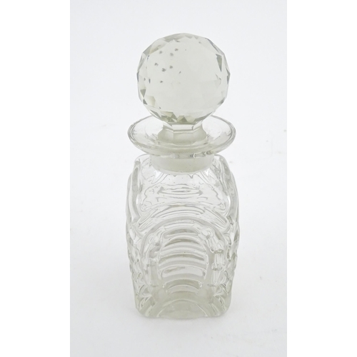 212 - A Victorian glass hunting decanter with stylised horse shoe decoration to sides. Approx. 6