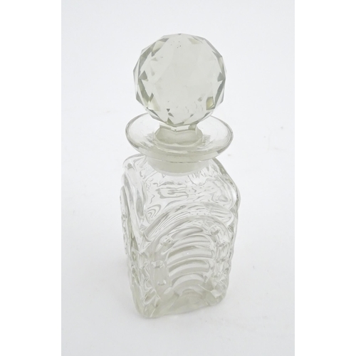 212 - A Victorian glass hunting decanter with stylised horse shoe decoration to sides. Approx. 6