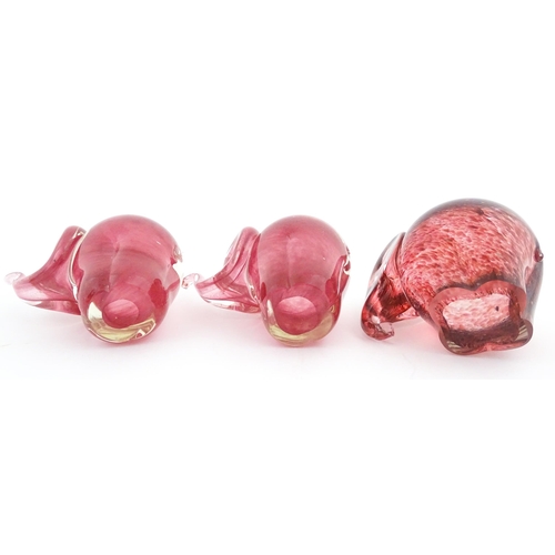 234 - A quantity of retro glass animals to include ducks, elephants and a panda. Some Murano Examples.  Du... 