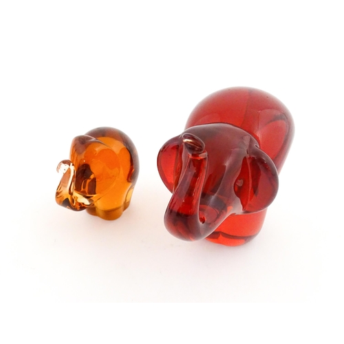 234 - A quantity of retro glass animals to include ducks, elephants and a panda. Some Murano Examples.  Du... 