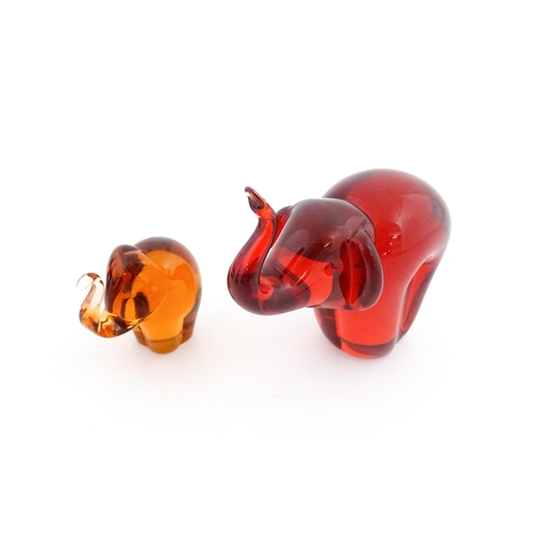 234 - A quantity of retro glass animals to include ducks, elephants and a panda. Some Murano Examples.  Du... 