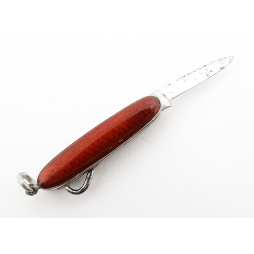 1199 - A miniature pen knife with button hook, the exterior with red guilloche enamel decoration. Approx. 1... 