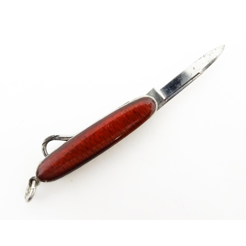 1199 - A miniature pen knife with button hook, the exterior with red guilloche enamel decoration. Approx. 1... 