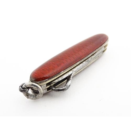 1199 - A miniature pen knife with button hook, the exterior with red guilloche enamel decoration. Approx. 1... 