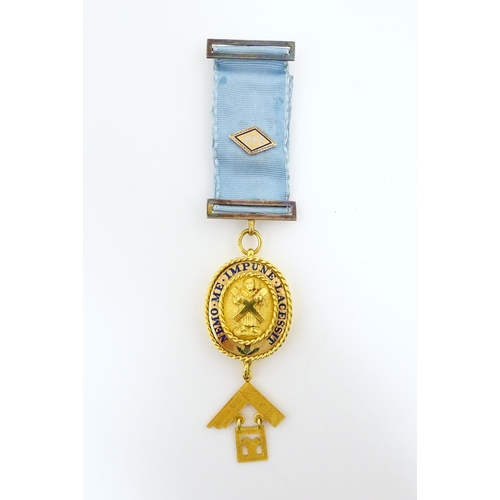 1227 - Masonic / Freemasonry Interest: A Scottish 15ct gold and gilt metal Masonic jewel, the central 15ct ... 