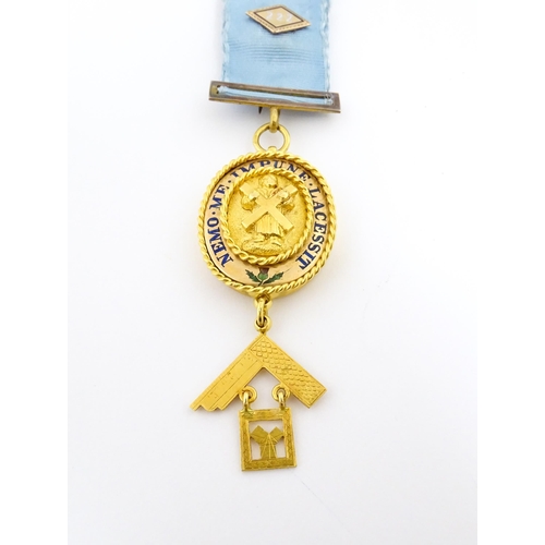 1227 - Masonic / Freemasonry Interest: A Scottish 15ct gold and gilt metal Masonic jewel, the central 15ct ... 