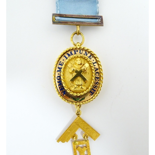 1227 - Masonic / Freemasonry Interest: A Scottish 15ct gold and gilt metal Masonic jewel, the central 15ct ... 