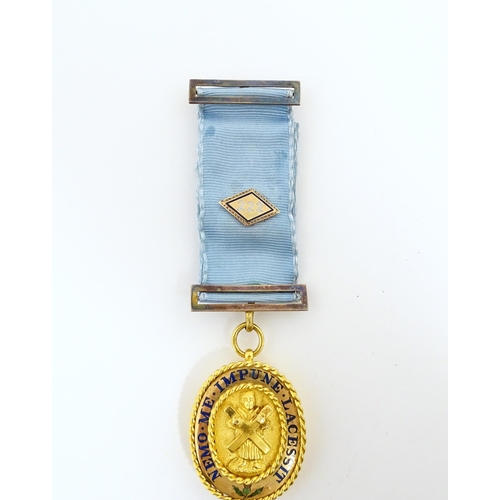 1227 - Masonic / Freemasonry Interest: A Scottish 15ct gold and gilt metal Masonic jewel, the central 15ct ... 