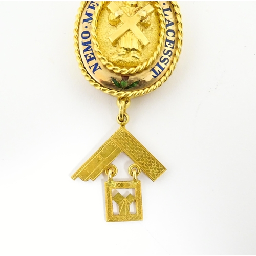 1227 - Masonic / Freemasonry Interest: A Scottish 15ct gold and gilt metal Masonic jewel, the central 15ct ... 