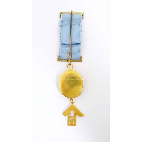 1227 - Masonic / Freemasonry Interest: A Scottish 15ct gold and gilt metal Masonic jewel, the central 15ct ... 