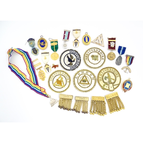 1229 - Freemasonry Interest: a quantity of Masonic jewels and regalia , comprising: three Hertfordshire col... 