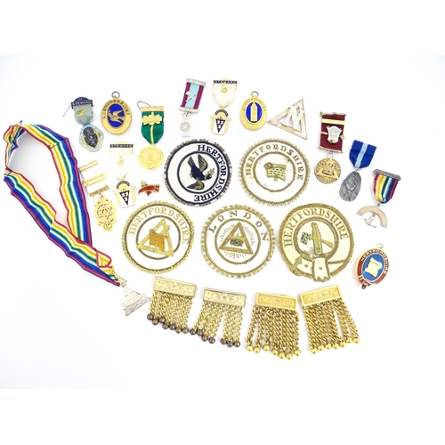 1229 - Freemasonry Interest: a quantity of Masonic jewels and regalia , comprising: three Hertfordshire col... 