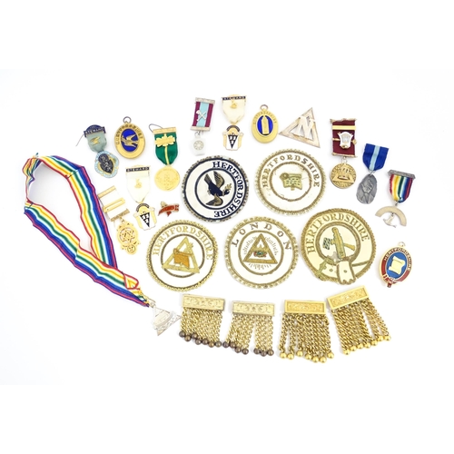 1229 - Freemasonry Interest: a quantity of Masonic jewels and regalia , comprising: three Hertfordshire col... 