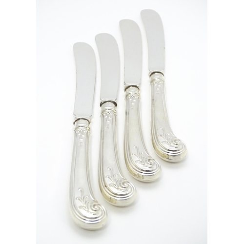 519 - Assorted silver handled tea knives to include pistol grip examples. Together with a silver handled c... 