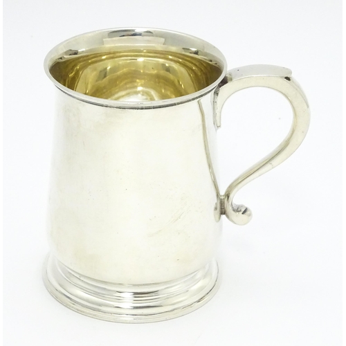 527A - A silver mug hallmarked London 1945, maker William Bruford & Son. Approx. 3 1/4