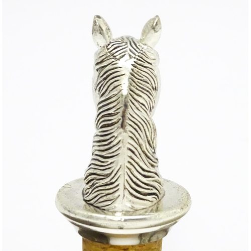 538 - A bottle stopper with silver plate horse head. Approx. 3 1/2