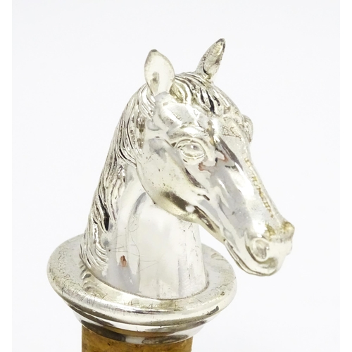 538 - A bottle stopper with silver plate horse head. Approx. 3 1/2