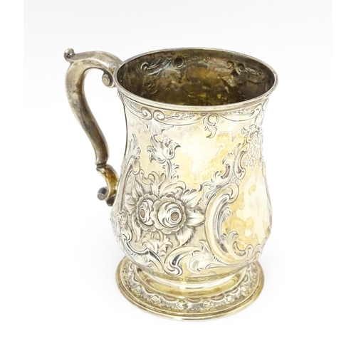 457 - A Victorian silver tankard with embossed floral decoration hallmarked Sheffield 1881, maker Martin, ... 