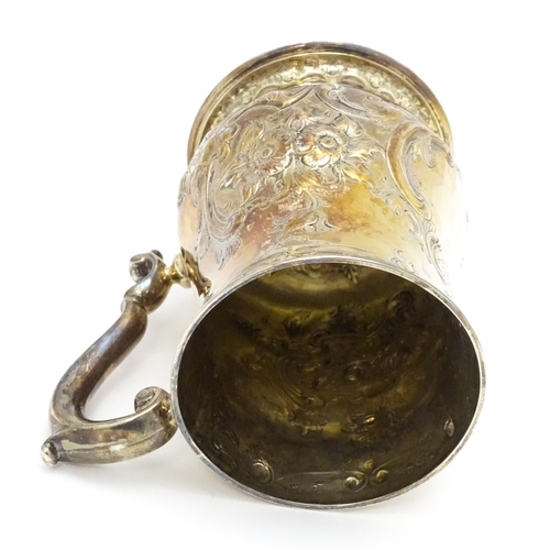 457 - A Victorian silver tankard with embossed floral decoration hallmarked Sheffield 1881, maker Martin, ... 