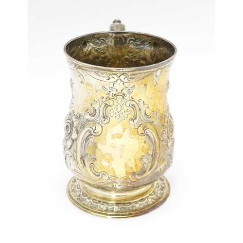 457 - A Victorian silver tankard with embossed floral decoration hallmarked Sheffield 1881, maker Martin, ... 