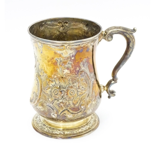 457 - A Victorian silver tankard with embossed floral decoration hallmarked Sheffield 1881, maker Martin, ... 