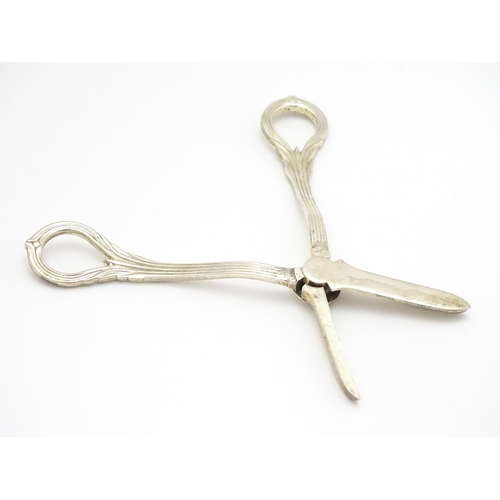 461 - Silver grape shears hallmarked London 1986, maker Asprey & Co. Ltd. Approx. 6