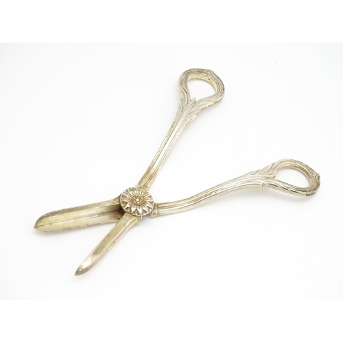 461 - Silver grape shears hallmarked London 1986, maker Asprey & Co. Ltd. Approx. 6