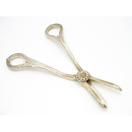 461 - Silver grape shears hallmarked London 1986, maker Asprey & Co. Ltd. Approx. 6