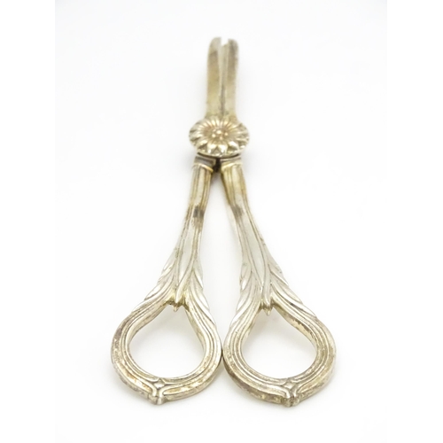 461 - Silver grape shears hallmarked London 1986, maker Asprey & Co. Ltd. Approx. 6