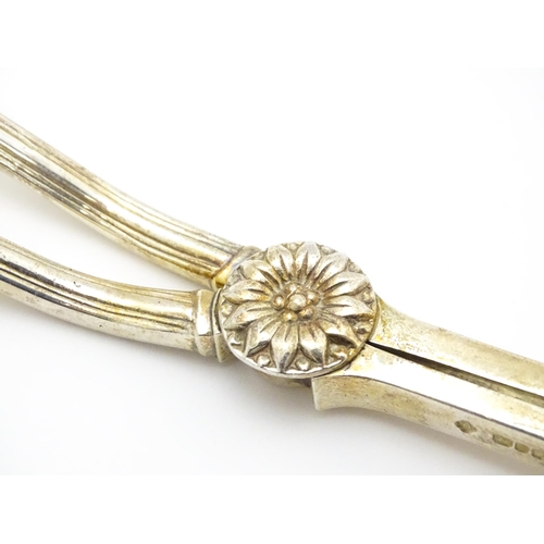 461 - Silver grape shears hallmarked London 1986, maker Asprey & Co. Ltd. Approx. 6