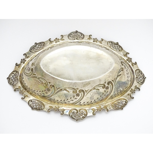 462 - A silver bon bon / sweetmeat dish with pierced and foliate detail, hallmarked Birmingham 1902, maker... 