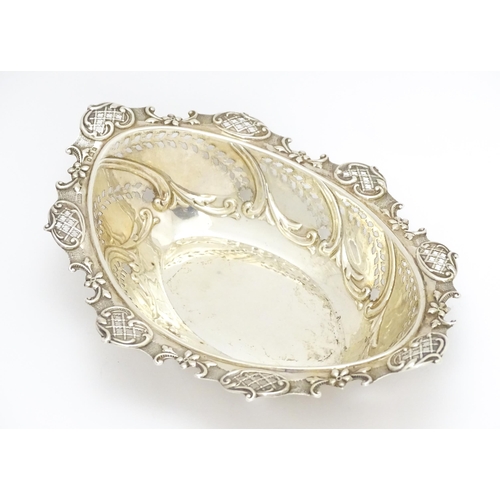 462 - A silver bon bon / sweetmeat dish with pierced and foliate detail, hallmarked Birmingham 1902, maker... 