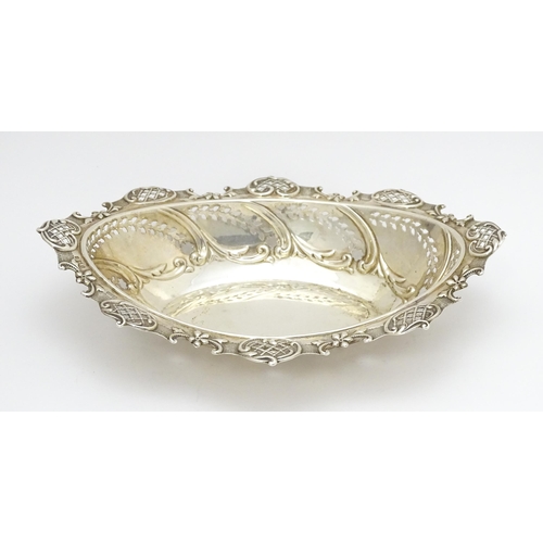 462 - A silver bon bon / sweetmeat dish with pierced and foliate detail, hallmarked Birmingham 1902, maker... 