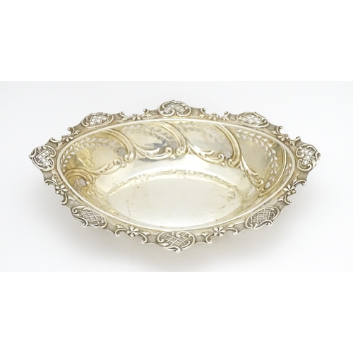 462 - A silver bon bon / sweetmeat dish with pierced and foliate detail, hallmarked Birmingham 1902, maker... 