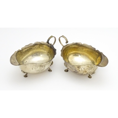 466 - A pair of silver sauce boats hallmarked Birmingham 1909, maker E S Barnsley & Co. Approx. 5 3/4