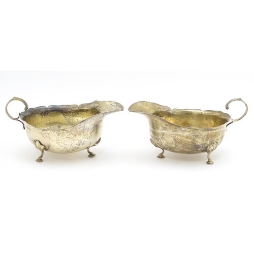 466 - A pair of silver sauce boats hallmarked Birmingham 1909, maker E S Barnsley & Co. Approx. 5 3/4