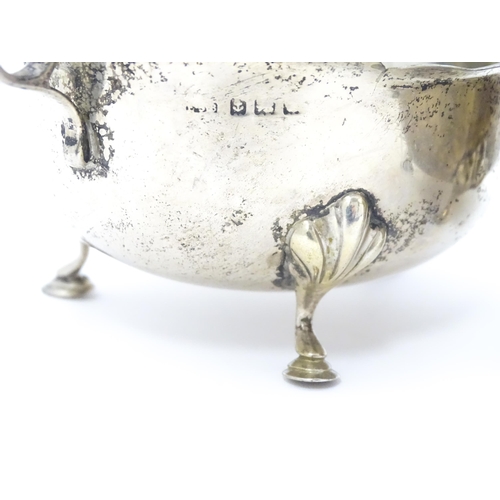 466 - A pair of silver sauce boats hallmarked Birmingham 1909, maker E S Barnsley & Co. Approx. 5 3/4