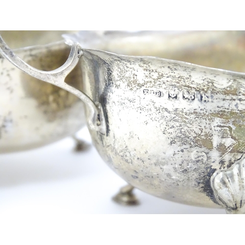 466 - A pair of silver sauce boats hallmarked Birmingham 1909, maker E S Barnsley & Co. Approx. 5 3/4