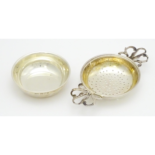 471 - A silver twin handled strainer and stand hallmarked London 1989, maker David R. Mills. Approx. 4 3/4... 