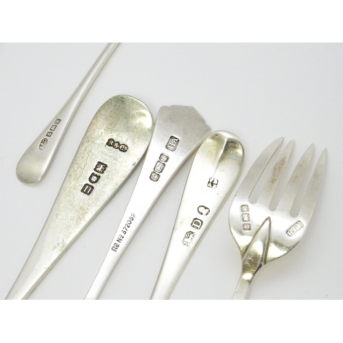 518 - Assorted silver flatware to include a preserve spoon hallmarked London 1908, maker Robinson & Co. Lt... 