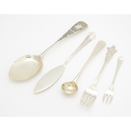 518 - Assorted silver flatware to include a preserve spoon hallmarked London 1908, maker Robinson & Co. Lt... 