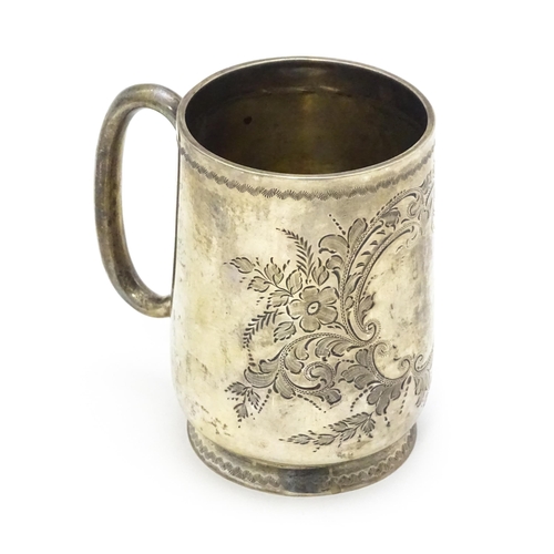 542 - A Victorian silver tankard with engraved floral and foliate decoration, hallmarked London 1899, make... 