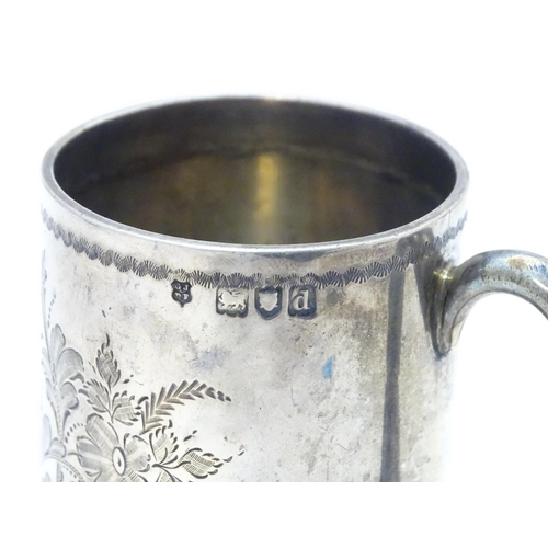 542 - A Victorian silver tankard with engraved floral and foliate decoration, hallmarked London 1899, make... 