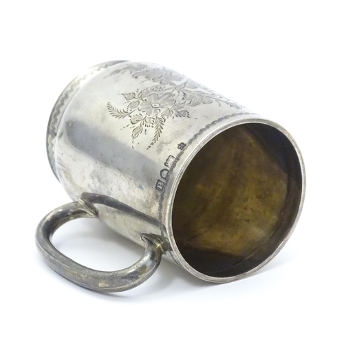 542 - A Victorian silver tankard with engraved floral and foliate decoration, hallmarked London 1899, make... 