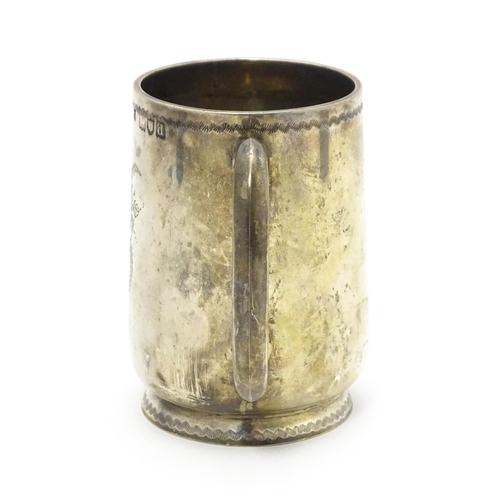 542 - A Victorian silver tankard with engraved floral and foliate decoration, hallmarked London 1899, make... 