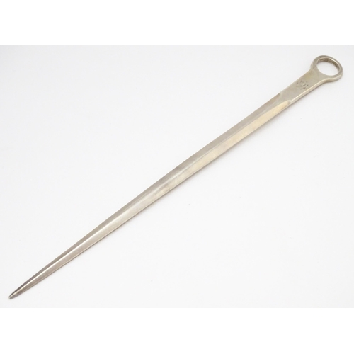 545A - A William IV silver skewer with loop handle hallmarked London 1832, maker Jonathan Hayne. Approx. 14... 