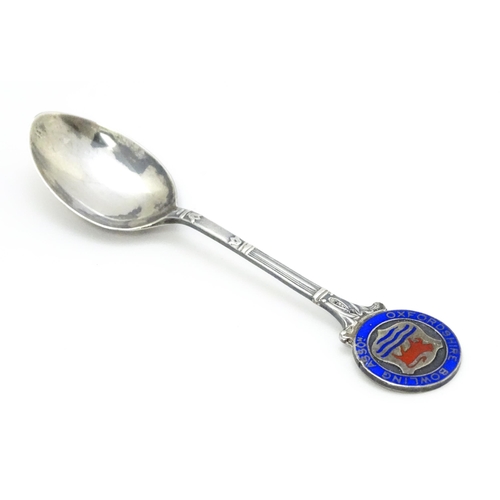 552 - A silver teaspoon surmounted by a Wedgwood Jasperware sphere hallmarked Birmingham 1981. Together wi... 