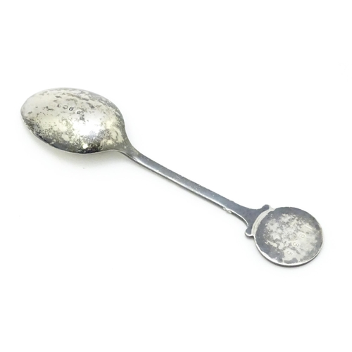 552 - A silver teaspoon surmounted by a Wedgwood Jasperware sphere hallmarked Birmingham 1981. Together wi... 