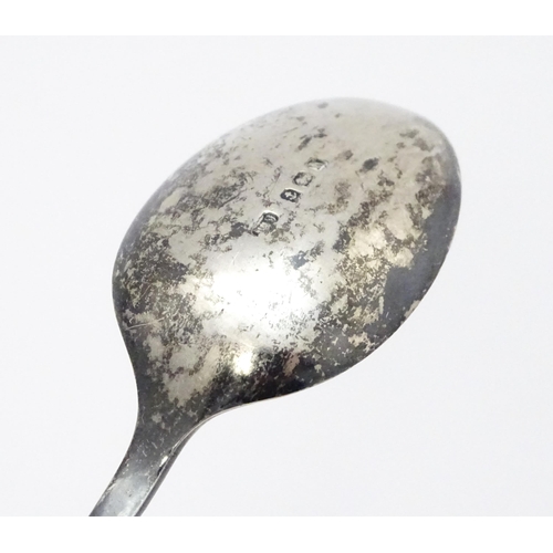 552 - A silver teaspoon surmounted by a Wedgwood Jasperware sphere hallmarked Birmingham 1981. Together wi... 